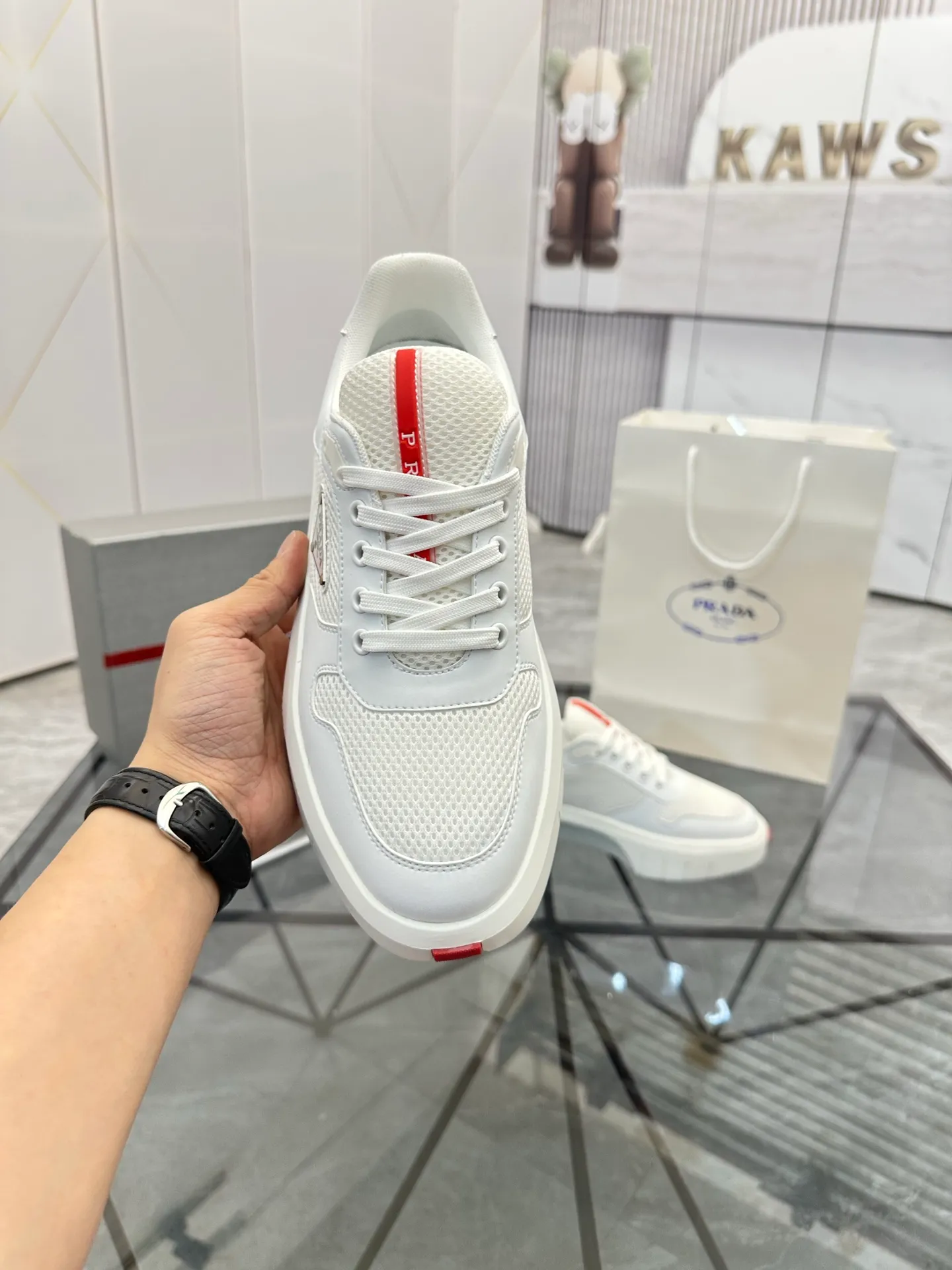 Men's shoes: 💰P620¥ High-end top quality Product trademark: Prada *"Prada*" low-top casual shoes Regular size: 38-45 (can be customized to 46) Product materials: imported first-layer cowhide leather on the upper spliced ​​with original fabric, breathable lining, cowhide foot pads, original ultra-light foam outsole. No.: 001
